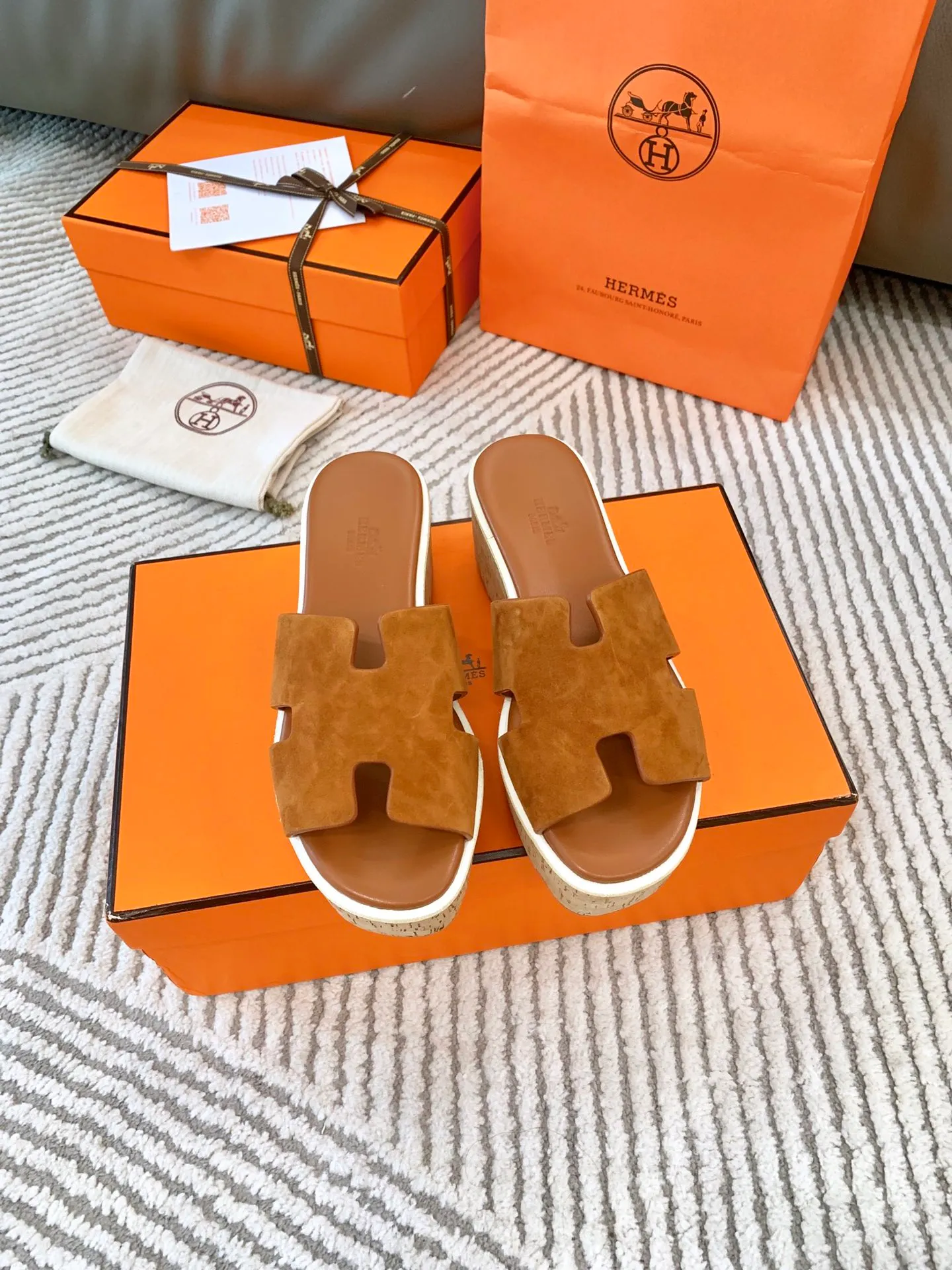 👟👟Ex-factory price 500👟👟 Peak enamel is made by hand, supreme purchasing agent level! Hermes spring and summer new slippers, high-end customization, exclusive products, the highest version in the industry, authentic mold opening and customization, laminating technology, heavy investment in development of a fully matched steel mold, perfect authentic version of the logo, exclusive correct version of the original font, Italian original calfskin cut upper, non-slip rubber outsole, lining: foot pads, pure imported Italian mixed breed, environmentally friendly goatskin, genuine leather welt, original packaging size: 34~41 (34.40. 41) Customized-no returns or exchanges